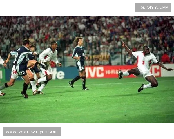 曼联战术变革成功，边路搭档芒特与达洛特再度发威